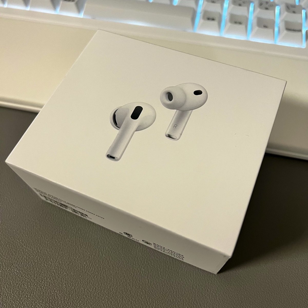 dqxcinna's tweet photo. AirPods Pro3買っちゃったああああ🤍 https://t.co/ZuaS7bG7Iq