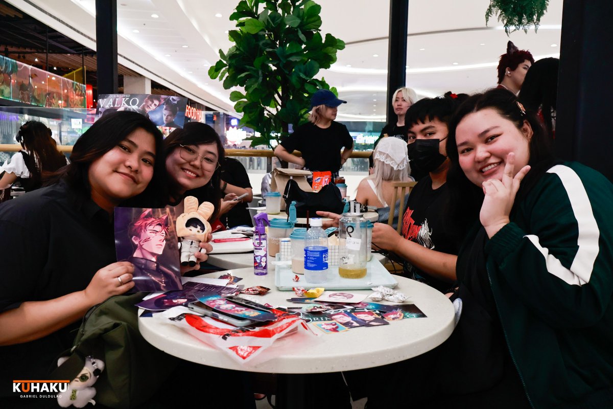 KuhakuMedia's tweet photo. Bring Back Valko 🦊

Philippine fans of the mobile game Love and Deepspace held a gathering in Pasay City this Saturday, July 11.

The meetup which saw a  peak of 200 attendees  is one of the ways fans are coping with and protesting the removal of Valko from the game.

 #Valko https://t.co/m0BzHV7O54