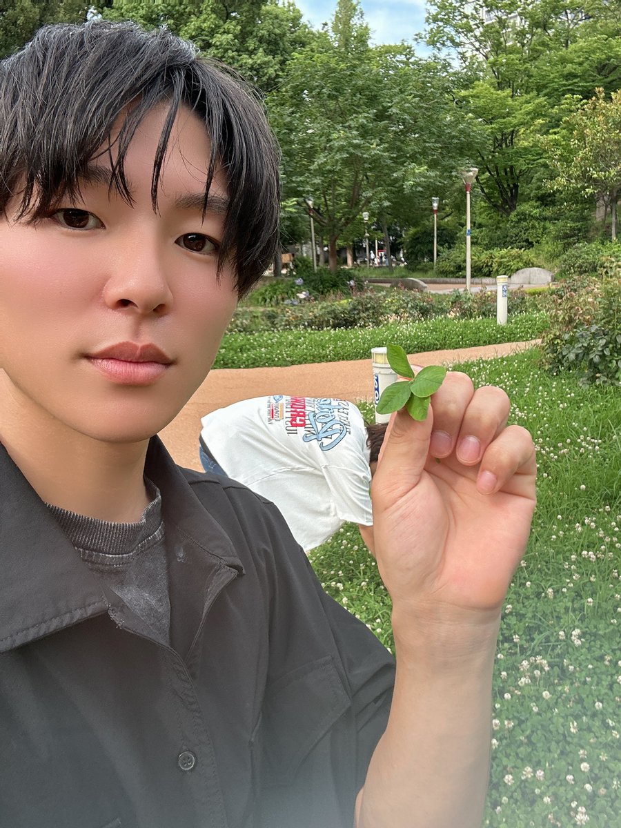 Happiness_tarop's tweet photo. 旬くんとフラーっと立ち寄った公園で晩飯奢りを賭けて男2人で四つ葉探し🍀
勝者🏅　僕✌️
旬くん諦め悪くて見つけるまで探してた笑笑 https://t.co/3zbuUT0y4V