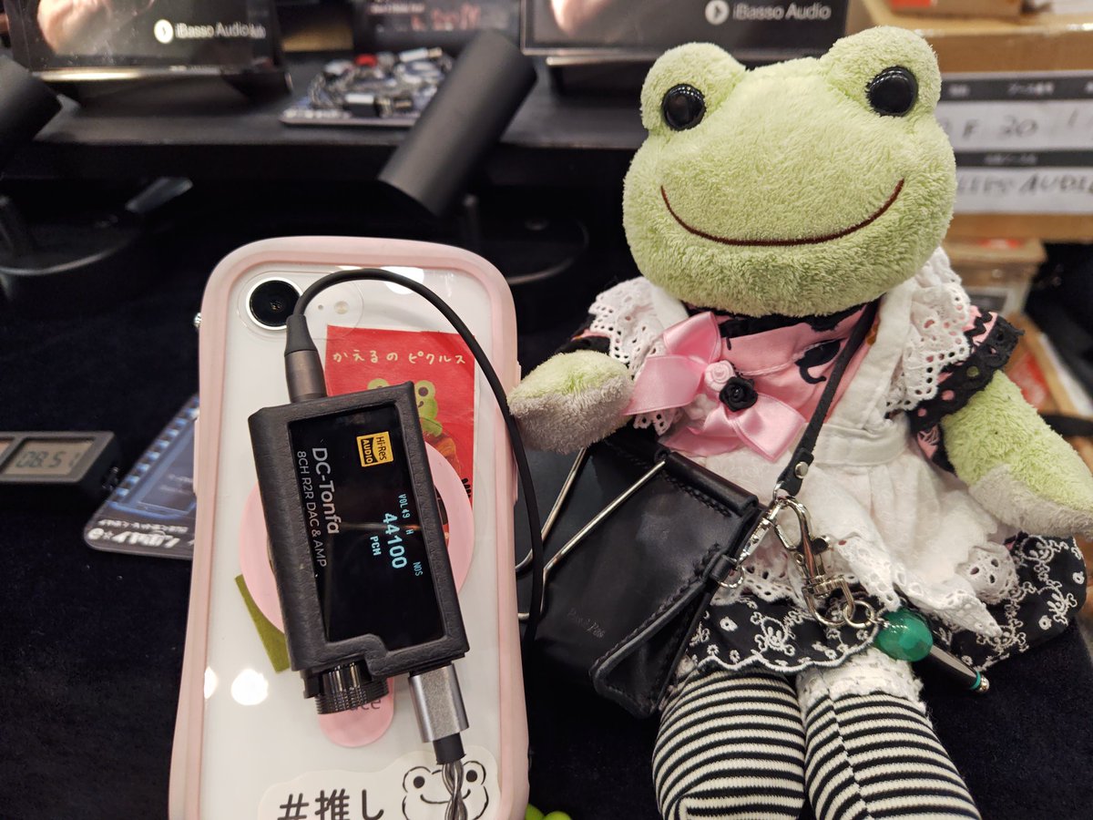 chimakororin's tweet photo. ゆーでぃさんのDC-Tonfa聴いてきました。magsafe対応のケースとか神!!!ぶらぶらして困るの解決できるのサイコー!!!予想してたよりコンパクトでいいし、音も良き。#DCTonfa #iBassoAudio #かえるのピクルス https://t.co/uUlg9r25oo