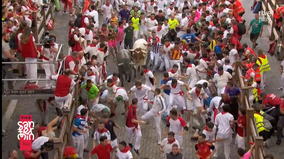 PtElEncierro's tweet photo. El circo de Pamplona.
Un tío vestido de joker recogiendo un móvil del suelo y preguntando de quien es, con un Escolar andando detrás de él que no hace ni el mínimo amago de embestir.
Alguien nos lo puede explicar 
@TeoLazaro se os ha ido de las manos. https://t.co/S5SKSqyYoH