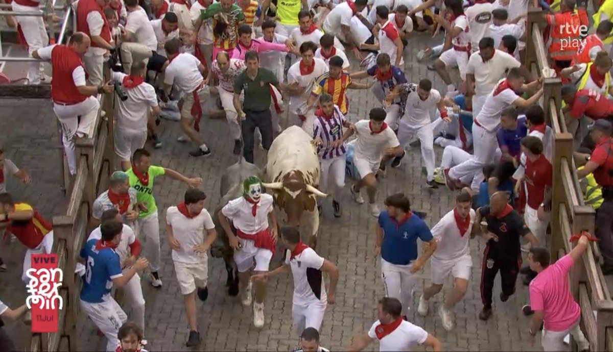 PtElEncierro's tweet photo. El circo de Pamplona.
Un tío vestido de joker recogiendo un móvil del suelo y preguntando de quien es, con un Escolar andando detrás de él que no hace ni el mínimo amago de embestir.
Alguien nos lo puede explicar 
@TeoLazaro se os ha ido de las manos. https://t.co/S5SKSqyYoH