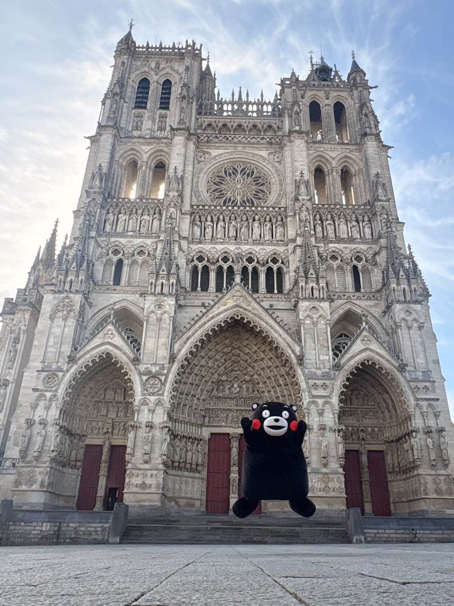 55_kumamon's tweet photo. 今日はアミアンという街にやってきたモン！世界遺産に登録されている大聖堂を見たり、ボートに乗って水上散策を楽しんだり、地元の人でにぎわう市場でショッピングをして、アミアンを満喫したモン☆ 今年も最高の思い出になったモン！フランスのみなさんメルシーだモン☆#AmienTourisme #Amien https://t.co/p3xAtH9fgd