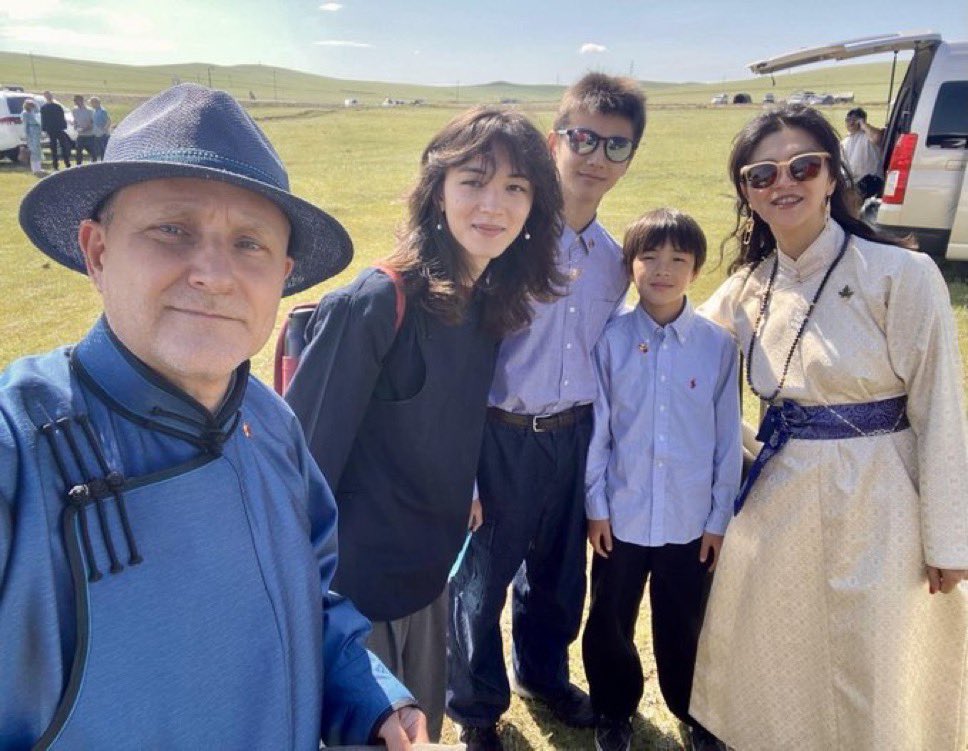 LutochirT's tweet photo. Монгол улс дах гадаадын дипломатууд бүгд сайхан монгол дээлээр гоёж, монгол ёс уламжлал, наадмыг хүндэлж мэндчилгээ дэвшүүлдэг болжээ. ☺️ https://t.co/2DRJvHzVeZ