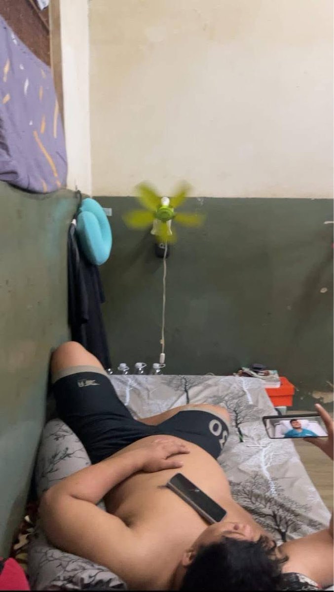 LambeSahamjja's tweet photo. Tlong diberitakan ini, Teman2 wartawan semua, kalau kami napi biasa hp disita  terus dikasih sanksi, tapi giliran napi koruptor Edward Seky Soeyajaya bebas pakai hp didalam lapas Salemba beserta napi2 bos narkoba, foto ini kami ambil 2 hari yg lalu supaya media tahu kebusukan pihak lapas Salemba.

sumber: darmasyah