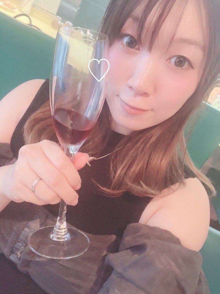 micoyukoneko's tweet photo. ともみぃさん手作りのbag早速使わせてもらってる！かわいい🍃💕お酒ちょっとしか飲んでないのに二日酔いだるいよよ…🍺昨日飲んだワインフォアグラにあっていてあまくて美味しかったな〜🍷今日は整える日。夜は野菜たべよ。バレエゆっくり無理なくがんばる〜🩰✨ https://t.co/VqkKUO7OES