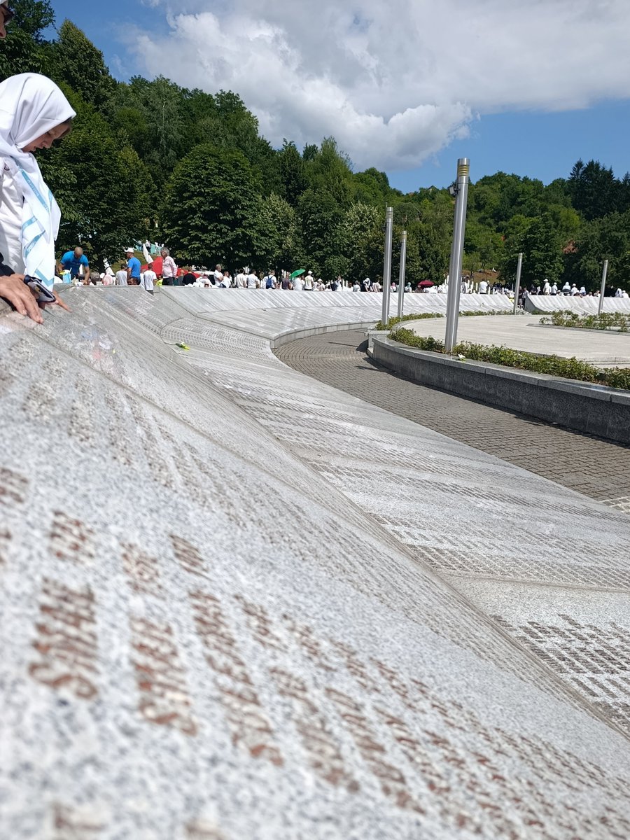 Aledar989's tweet photo. Danas, 11. jula, obeležavamo 31 godinu od genocida u Srebrenici. Naša obaveza nije da tražimo nove izgovore, već da izgovorimo istinu i sačuvamo imena žrtava od zaborava.

U julu 1995. godine snage Vojske Republike Srpske sistematski su ubile više od 8.000 bošnjačkih muškaraca i dečaka. To je genocid utvrđen sudskim presudama, na osnovu jasnih dokaza i priznanja onih koji su učestvovali u sprovođenju, a ne tema o kojoj političari mogu da pregovaraju u zavisnosti od dnevnih interesa.

Priznanje genocida ne znači kolektivnu krivicu srpskog naroda. Upravo suprotno: odgovornost ima ime i prezime. Poricanje zločina i slavljenje osuđenih ratnih zločinaca služe tome da se njihova odgovornost sakrije iza čitavog naroda. Lepljenje izmišljene etikete "genocidnih naroda" pa onda vajna odbrana od toga, nije ništa drugo nego pokušaj opravdanja za politiku iz devedesetih godina koja je dovela do genocida. 

Zato je važno da baš iz Srbije kažemo: ne u naše ime. Ne prihvatamo da nam Ratko Mladić bude heroj, da murali budu važniji od žrtava, niti da politička korist bude važnija od mira među ljudima.

Danas se sećamo ubijenih, stojimo uz njihove porodice i ponavljamo ono bez čega nema ni pomirenja ni normalne budućnosti:

Srebrenica je bila genocid.
Da se nikada i nikome ne ponovi.