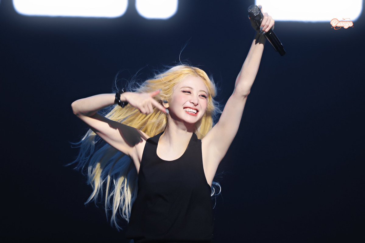huhyunjinpics's tweet photo. happiness looks good in you yunjin🩵 https://t.co/nfQtbsqy4r