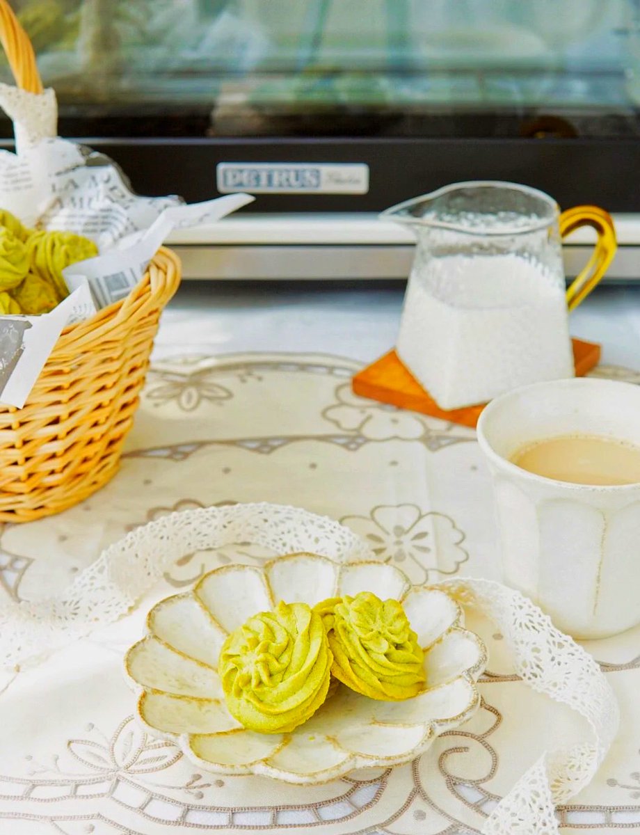 cutelovemuffin's tweet photo. Sharing my favorite crispy matcha cookies with you all! Perfect for afternoon tea vibes  Who’s grabbing one， https://t.co/Hfi1upmshI