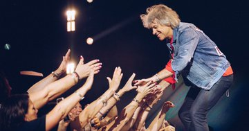 bonjovi_jp's tweet photo. ボン・ジョヴィ復活のライブ
NYマディソンスクエアガーデンでの
全9公演の2日目には
あのポール・マッカートニーも観覧に👀

セットリストを更新しました
https://t.co/H5p0QJn3dA
＊アンコールに新曲「Red, White and Jersey」が追加に

📷:@richfury / MSGE https://t.co/NdBDlJgbxS