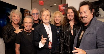 bonjovi_jp's tweet photo. ボン・ジョヴィ復活のライブ
NYマディソンスクエアガーデンでの
全9公演の2日目には
あのポール・マッカートニーも観覧に👀

セットリストを更新しました
https://t.co/H5p0QJn3dA
＊アンコールに新曲「Red, White and Jersey」が追加に

📷:@richfury / MSGE https://t.co/NdBDlJgbxS
