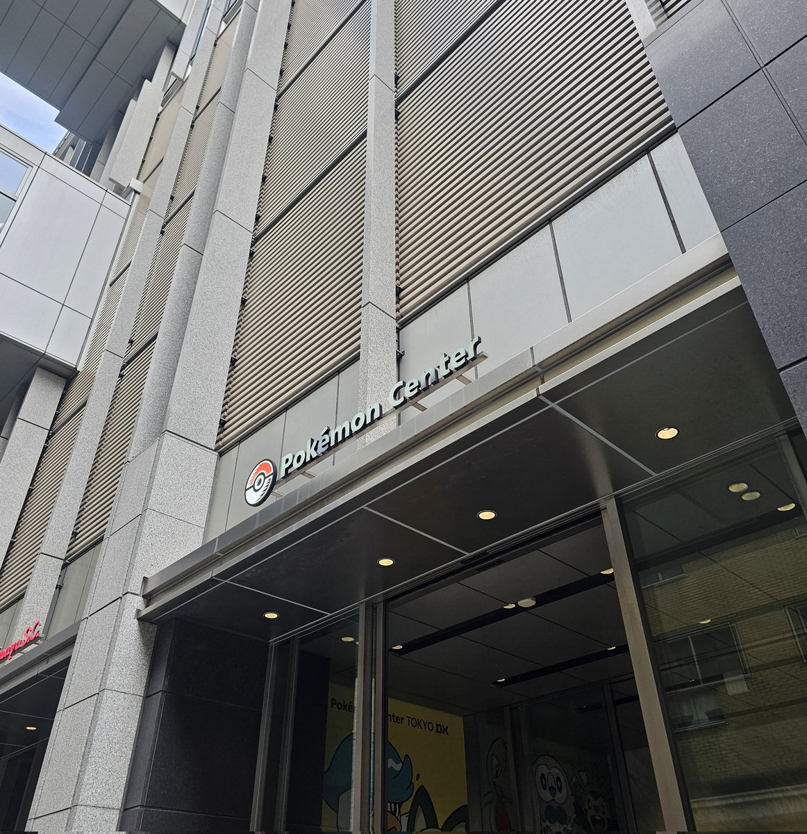 RASN_rasn's tweet photo. 近くにポケセンあるんやなぁー…GOの方から行けって言われたから立ち寄るレベルでぇ https://t.co/WoyYdIvQKt