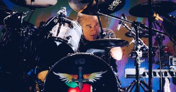 bonjovi_jp's tweet photo. ボン・ジョヴィ復活のライブ
NYマディソンスクエアガーデンでの
全9公演の2日目には
あのポール・マッカートニーも観覧に👀

セットリストを更新しました
https://t.co/H5p0QJn3dA
＊アンコールに新曲「Red, White and Jersey」が追加に

📷:@richfury / MSGE https://t.co/NdBDlJgbxS