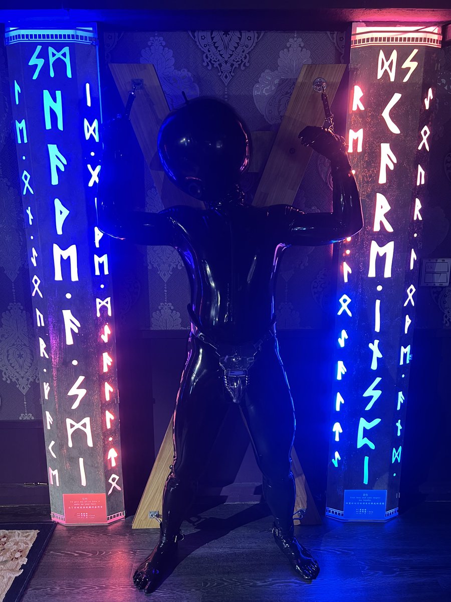 tdr12521's tweet photo. 新片上傳：跟膠奴共處調教室的午後

https://t.co/SKBRzrkWGs

#fetish #latex #zentai https://t.co/E173WNAGwg