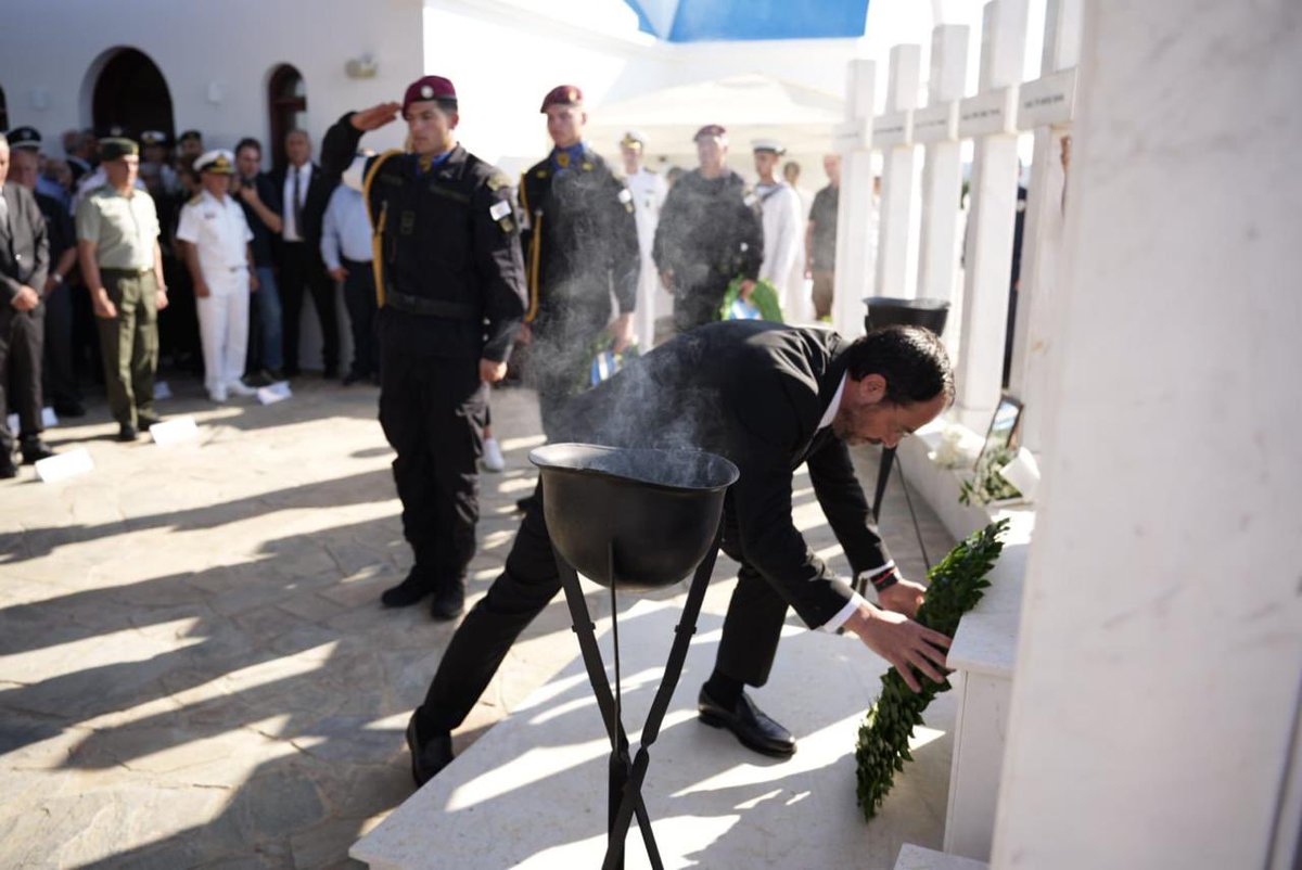 Christodulides's tweet photo. Ο Πλοίαρχος Ανδρέας Ιωαννίδης, ο Αντιπλοίαρχος Λάμπρος Λάμπρου, ο Αρχικελευστής Κλεάνθης Κλεάνθους, ο ΕΠΥ Κελευστής Μιχάλης Ηρακλέους, οι ναύτες Μίλτος Χριστοφόρου, Χριστάκης Χριστοφόρου και Αντώνης Χαραλάμπους, ο Αρχιλοχίας της Πυροσβεστικής Ανδρέας Παπαδόπουλος, ο Αρχιπυροσβέστης Γιώργος Γιακουμή και οι πυροσβέστες Βασίλης Κρόκος, Σπύρος Τταντής, Παναγιώτης Θεοφίλου και Αδάμος Αδάμου, τίμησαν μέχρι την τελευταία στιγμή της ζωής τους τον όρκο που έδωσαν στην πατρίδα.
 
Δυστυχώς, όμως, και πρέπει να είμαστε απόλυτα ειλικρινείς, η πατρίδα, παραμένει παντοτινά εκτεθειμένη γιατί δεν μπόρεσε να τους παράσχει τη δέουσα ασφάλεια. Και αυτό το ανεκπλήρωτο χρέος, βασανίζει τη συλλογική μνήμη και τη συνείδηση ολόκληρου του κυπριακού λαού.
 
Αγαπητοί συγγενείς των ηρώων μας,
 
Εσείς, περισσότερο από όλους βιώνετε καθημερινά την οδύνη της απώλειας. Δέκα πέντε ολόκληρα χρόνια συμπληρώνονται σήμερα από το πρωινό που έριξε πένθιμο πέπλο πάνω από τη χώρα μας. Οφείλω ως Πρόεδρος της Κυπριακής Δημοκρατίας, εκ μέρους της πολιτείας, να εκφράσω ειλικρινείς απολογίες και να ζητήσω συγγνώμη για τα λάθη και τις παραλείψεις, που οδήγησαν στη φονική έκρηξη.
