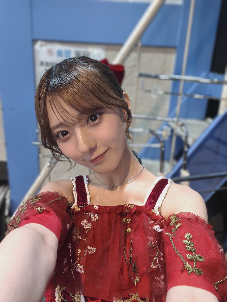 gnu_maa's tweet photo. 1ヶ月半ぶりのまおちゃん🫠❤️

本当に意識飛ぶくらい衝撃的なビジュの良さ！！！会えて嬉しかったし、結構元気そうでなによりです
楽しいライブだった！

ALT
#梅原麻緒 https://t.co/daWlipwJ4S