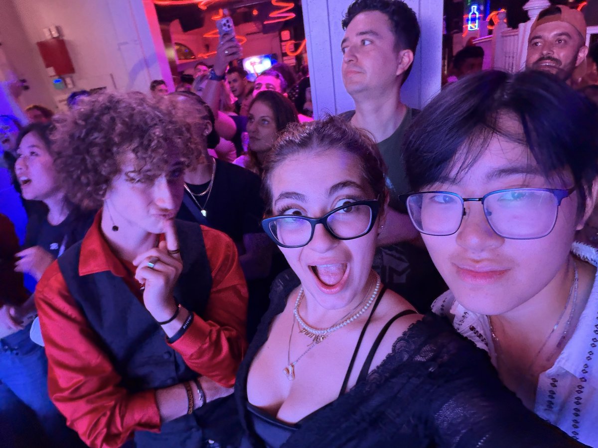 hoIIandsmarch's tweet photo. night at da drag bar in da big city im so happy https://t.co/TMIVVZVm1u