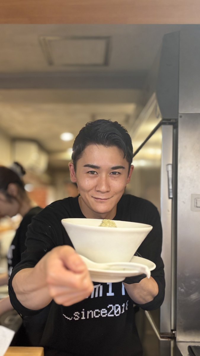 korinn4452's tweet photo. 中華そば髙野@大口来たよ〜🚃💨
お久しぶりのイケメン伸ちゃん詣り💨
⭐︎特製鶏つけそば
⭐︎中華鶏おこわ小
⭐︎ビール小瓶
TAKANO WATERも
昆布を増量さ更に濃厚に！
醤油のキレとコク鶏の旨味溢れる
ボリューミーな爆ウマチャーシューを
つまみに頂くビール🍺も最高😆
鶏おこわは必食のおいしさ♡
絶賛営業中のお土産も嬉しい♪
伸ちゃんありがとうございました🙇‍♀️