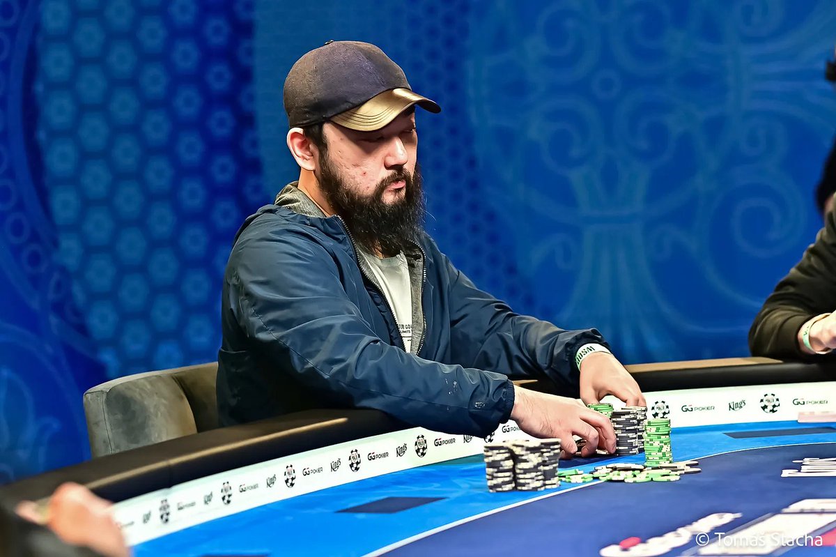 PokerMedia_L3's tweet photo. 【WSOP速報】MAIN EVENT DAY5 終了！
長見恭輔さん、日本勢トップでDay6進出！🔥
Go Katoさん、世界のヨコサワさんが続きます！🔥

9,208人参加→残り175人、参加費約160万円
賞金約920万円以上確定、優勝賞金約16億円
『MAIN EVENT NLH World Championship』Day5

日本勢は7名が通過！✨️

WSOPメインイベント歴代日本人最高位
長見恭輔さん(@KiyoPoker22) 4.0M / 80BB

Go Katoさん 2.5M /49BB

世界のヨコサワさん(@MasatoYokosawa)2.3M / 46BB

Masato Hattoriさん 2.3M / 45BB

MrTaishoさん(@taisho_nine) 1.9M / 38BB

Akihiro Konishiさん 1.5M / 29BB

Kei Sugitaさん 1.1M / 22BB

Day6は日本時間7月12日(日)午前3時開始！
日本から応援しよう！🔥
#WSOP #ポーカー