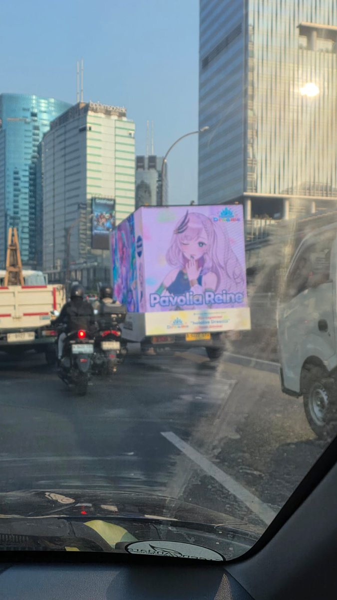 Strelitziaaaaa's tweet photo. @ridwanarvi Kemarin ada temen satu komunitas yg ngefoto truknya pas lagi lewat semanggi arah pancoran...

Jadi kayaknya rutenya lumayan jauh https://t.co/H9pjF1k2ZG