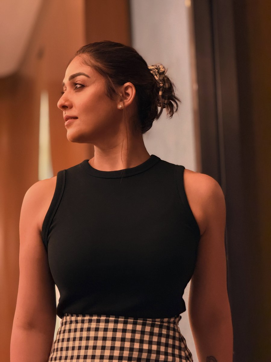 ThamizhPadam's tweet photo. Checkered chic and a touch of gold ✨🖤

#Nayanthara #GinghamStyle #CheckeredSkirt #ClassicFashion #Thamizhpadam #WhackedOutMedia @NayantharaU https://t.co/BX4tD7CxTk