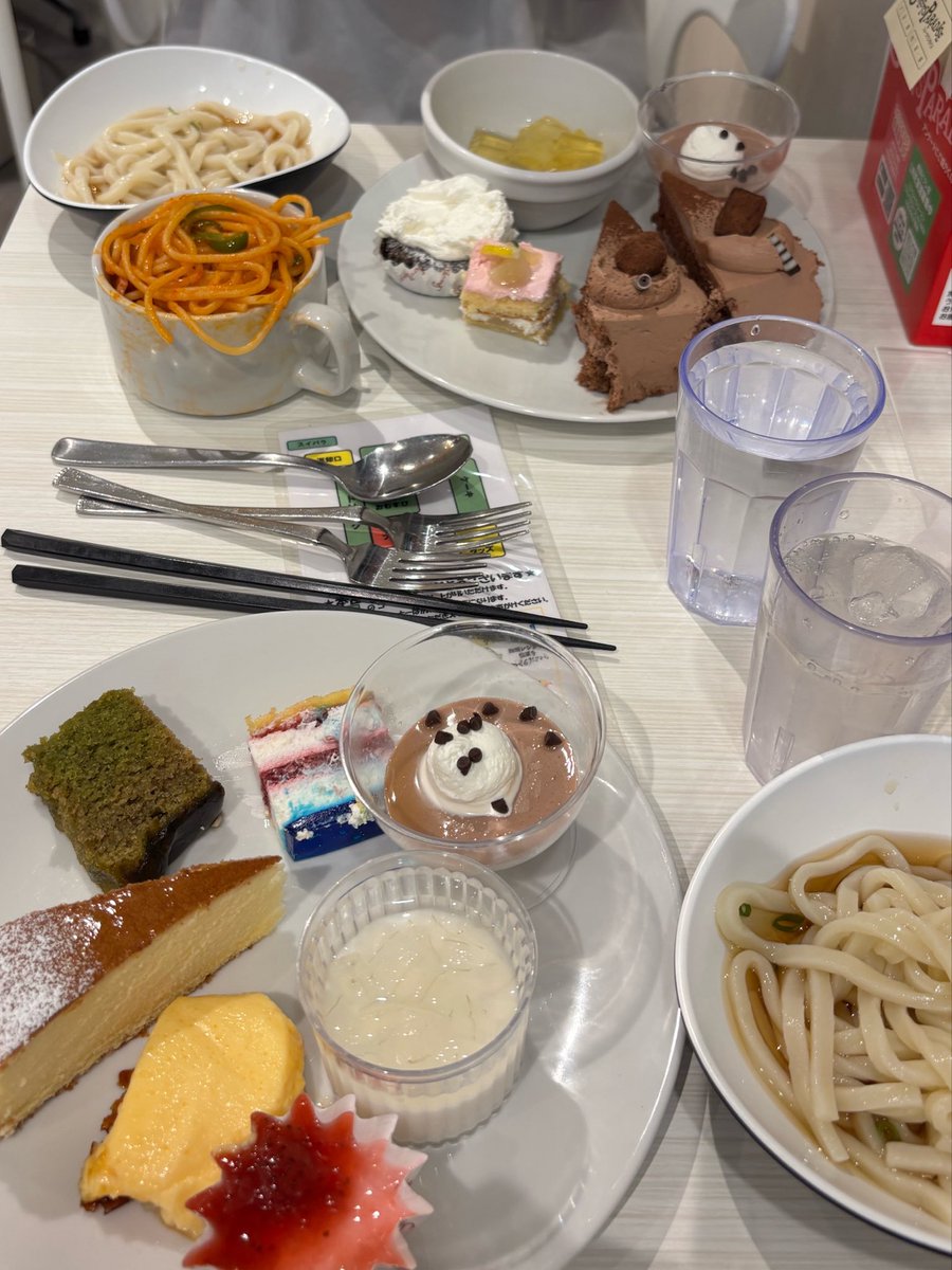 gall_kot's tweet photo. 目の前の人がえげつない量食べてた https://t.co/2mFunryjDX