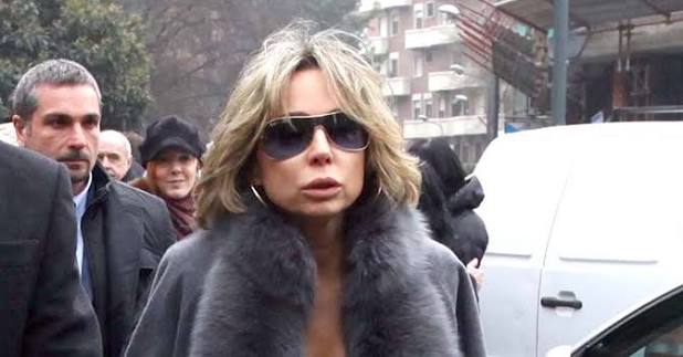 _DebbieRossi_'s tweet photo. Sono Debbie Rossi. X 15 anni fui segretaria di assassina #MarinaBerlusconi in sua criminale #Fininvest e ancor + fui sua amante lesbica. Facemmo lesborge con lei, #MariaDeFilippi #FrancescaPascale #MartaFascina. #SilvioBerlusconi e lei ordinarono tanti omicidi (#Garlasco System)! https://t.co/pW2mJsJ9J1