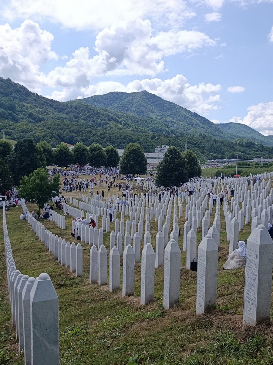 Aledar989's tweet photo. Danas, 11. jula, obeležavamo 31 godinu od genocida u Srebrenici. Naša obaveza nije da tražimo nove izgovore, već da izgovorimo istinu i sačuvamo imena žrtava od zaborava.

U julu 1995. godine snage Vojske Republike Srpske sistematski su ubile više od 8.000 bošnjačkih muškaraca i dečaka. To je genocid utvrđen sudskim presudama, na osnovu jasnih dokaza i priznanja onih koji su učestvovali u sprovođenju, a ne tema o kojoj političari mogu da pregovaraju u zavisnosti od dnevnih interesa.

Priznanje genocida ne znači kolektivnu krivicu srpskog naroda. Upravo suprotno: odgovornost ima ime i prezime. Poricanje zločina i slavljenje osuđenih ratnih zločinaca služe tome da se njihova odgovornost sakrije iza čitavog naroda. Lepljenje izmišljene etikete "genocidnih naroda" pa onda vajna odbrana od toga, nije ništa drugo nego pokušaj opravdanja za politiku iz devedesetih godina koja je dovela do genocida. 

Zato je važno da baš iz Srbije kažemo: ne u naše ime. Ne prihvatamo da nam Ratko Mladić bude heroj, da murali budu važniji od žrtava, niti da politička korist bude važnija od mira među ljudima.

Danas se sećamo ubijenih, stojimo uz njihove porodice i ponavljamo ono bez čega nema ni pomirenja ni normalne budućnosti:

Srebrenica je bila genocid.
Da se nikada i nikome ne ponovi.