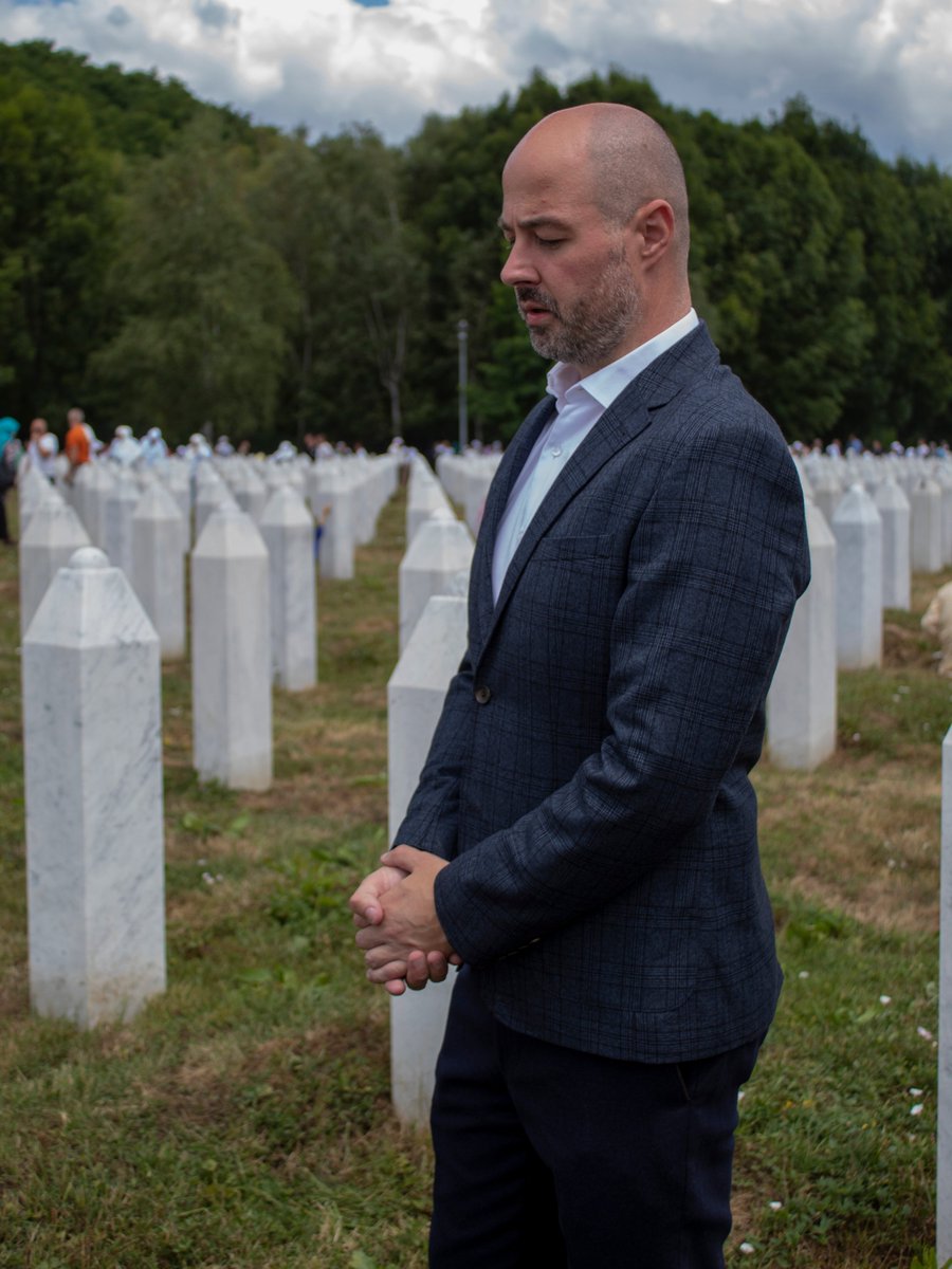 Aledar989's tweet photo. Danas, 11. jula, obeležavamo 31 godinu od genocida u Srebrenici. Naša obaveza nije da tražimo nove izgovore, već da izgovorimo istinu i sačuvamo imena žrtava od zaborava.

U julu 1995. godine snage Vojske Republike Srpske sistematski su ubile više od 8.000 bošnjačkih muškaraca i dečaka. To je genocid utvrđen sudskim presudama, na osnovu jasnih dokaza i priznanja onih koji su učestvovali u sprovođenju, a ne tema o kojoj političari mogu da pregovaraju u zavisnosti od dnevnih interesa.

Priznanje genocida ne znači kolektivnu krivicu srpskog naroda. Upravo suprotno: odgovornost ima ime i prezime. Poricanje zločina i slavljenje osuđenih ratnih zločinaca služe tome da se njihova odgovornost sakrije iza čitavog naroda. Lepljenje izmišljene etikete "genocidnih naroda" pa onda vajna odbrana od toga, nije ništa drugo nego pokušaj opravdanja za politiku iz devedesetih godina koja je dovela do genocida. 

Zato je važno da baš iz Srbije kažemo: ne u naše ime. Ne prihvatamo da nam Ratko Mladić bude heroj, da murali budu važniji od žrtava, niti da politička korist bude važnija od mira među ljudima.

Danas se sećamo ubijenih, stojimo uz njihove porodice i ponavljamo ono bez čega nema ni pomirenja ni normalne budućnosti:

Srebrenica je bila genocid.
Da se nikada i nikome ne ponovi.