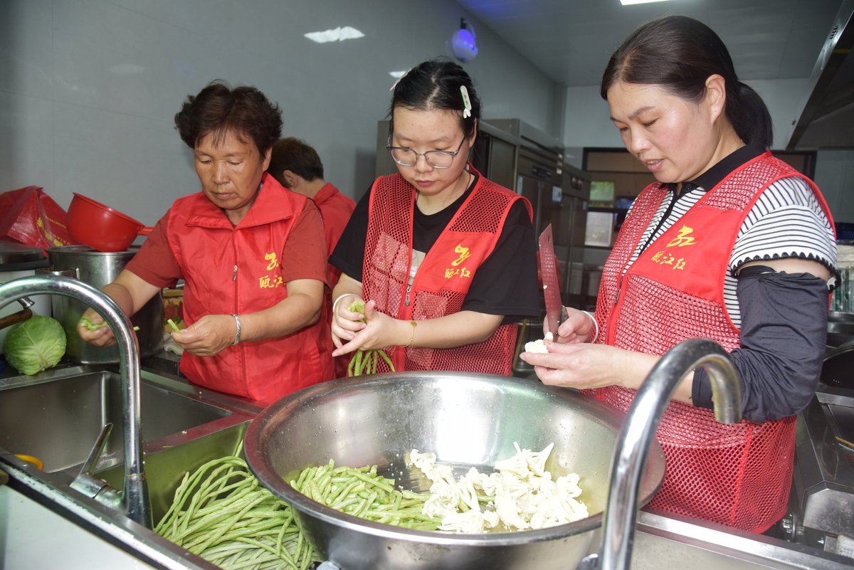 MeetWencheng's tweet photo. 台风天最治愈的画面!安置点内众人围坐同食,热饭暖胃,同心抗台,风雨同舟,温暖从不缺席~
The most heartwarming sight during the typhoon! People gather to share meals at the shelter, united to fight the storm.
#TyphoonBavi #heartwarming #CommunitySolidarity https://t.co/xct8F1Yiry
