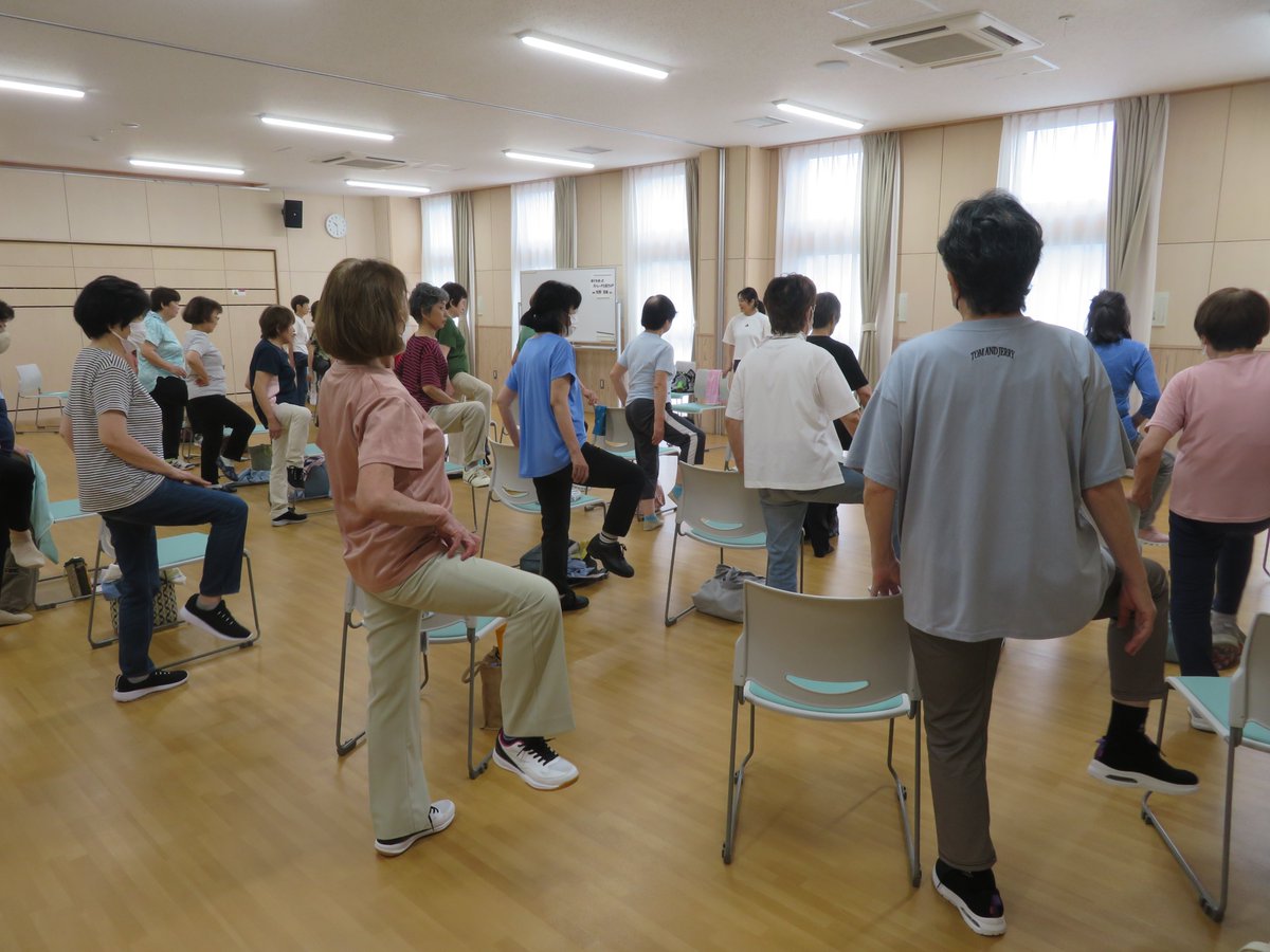 iidasgk's tweet photo. 【女性学級なでしこ】第2回「椅子を使ったストレッチと筋力UP」を実施しました。無理なく楽しく、笑顔で気持ちよく体を動かすことができ、心も体もスッキリする講座となりました✨受講生のみなさま、お疲れさまでした❣️
＃飯田　＃女性学級　＃椅子ストレッチ https://t.co/G9Cu0HdCb9