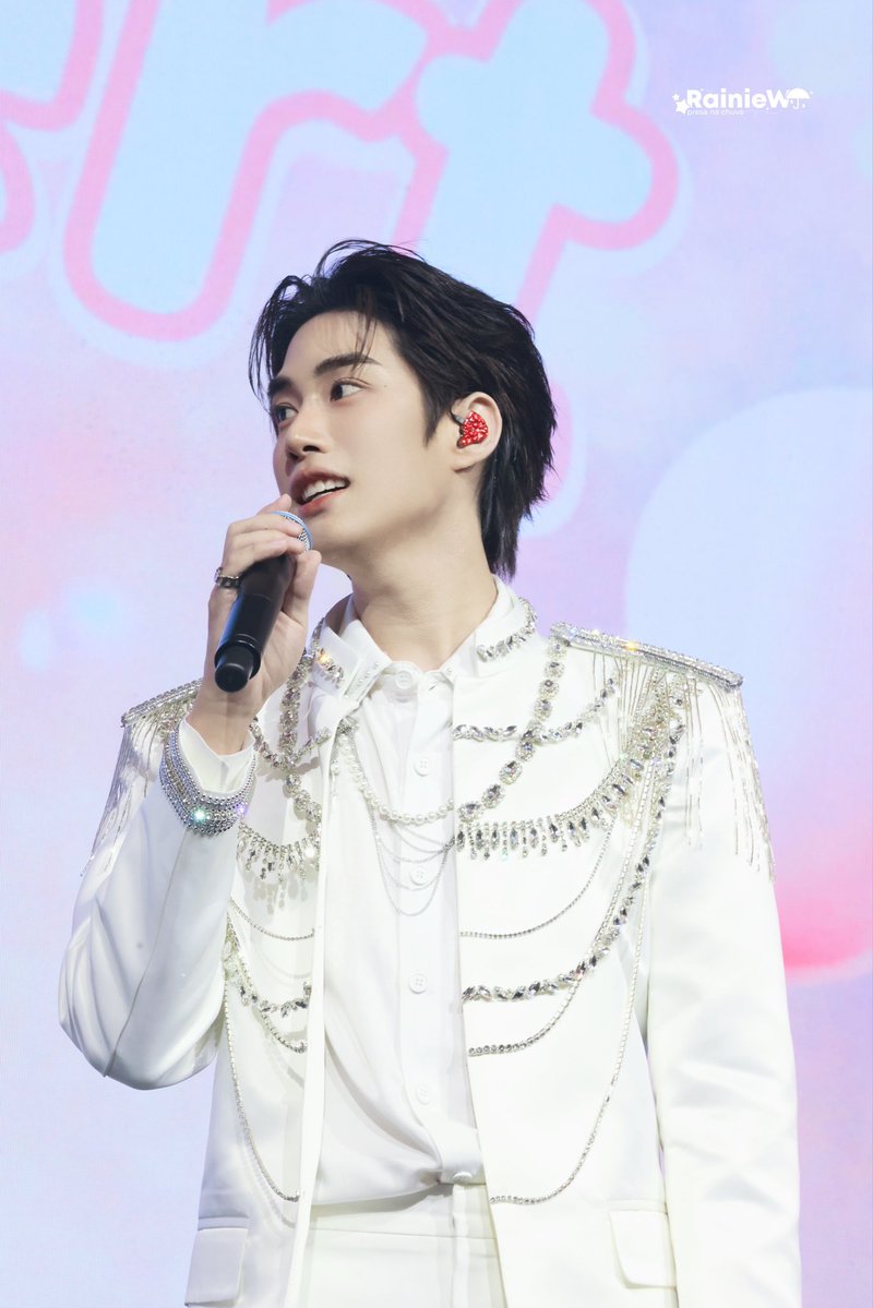 PhukongTokkk's tweet photo. ฮีปรากฏตัวออกมาอย่างหล่อเหลาเอาการมากมายเลยทีเดียว 
หล่อมากกกกกกกกกก ฮีลงมาจากสวรรค์ปะ 
#TLE_mtm https://t.co/hAIGJ73VFN