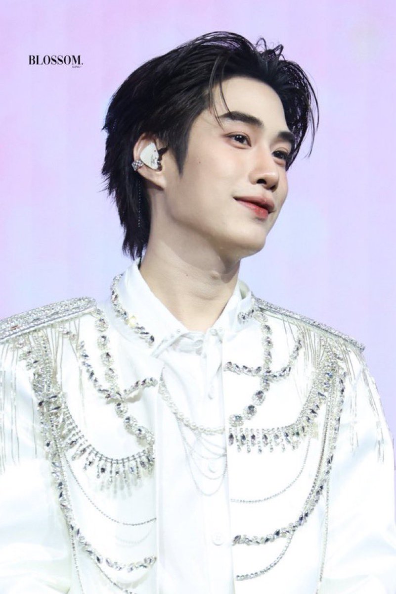 PhukongTokkk's tweet photo. ฮีปรากฏตัวออกมาอย่างหล่อเหลาเอาการมากมายเลยทีเดียว 
หล่อมากกกกกกกกกก ฮีลงมาจากสวรรค์ปะ 
#TLE_mtm https://t.co/hAIGJ73VFN