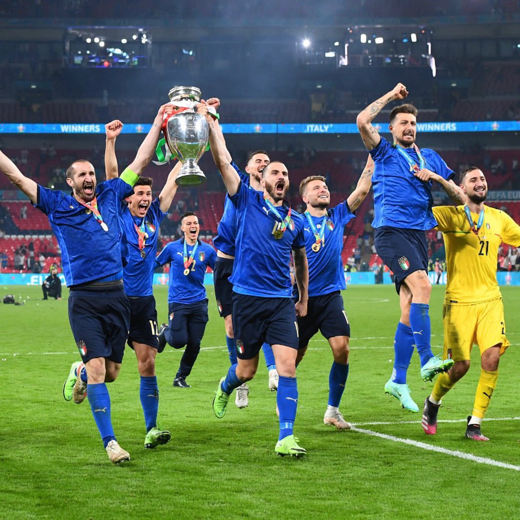 Azzurri's tweet photo. 𝟏𝟏 𝒍𝒖𝒈𝒍𝒊𝒐, un giorno speciale ✨💙🇮🇹 

1️⃣9️⃣8️⃣2️⃣🏆2️⃣0️⃣2️⃣1️⃣

#Nazionale #Azzurri #VivoAzzurro https://t.co/EyMMsnXwhu