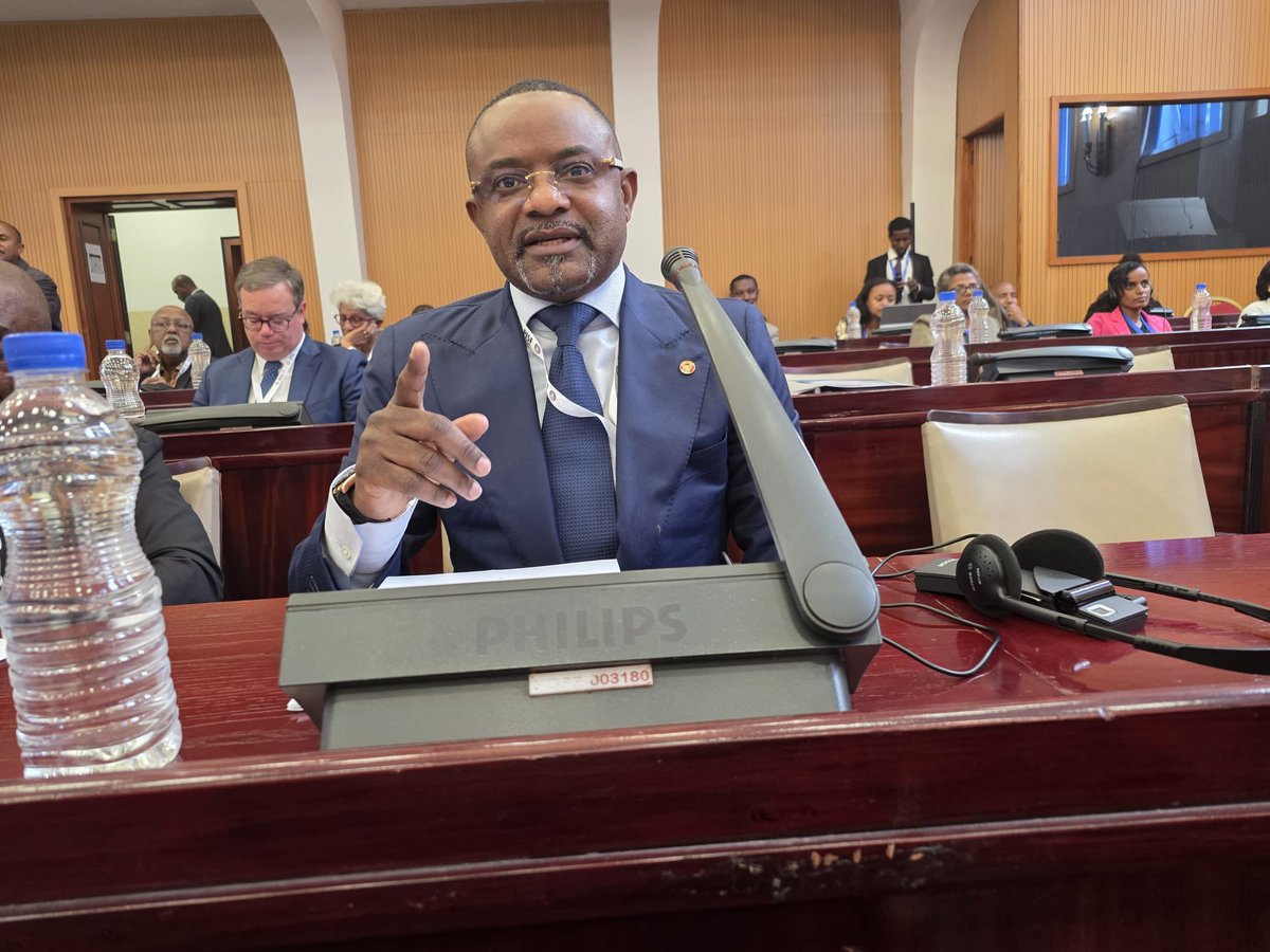 wembi_steve's tweet photo. #RDC _ Addis-Abeba | : S’exprimant à la tribune du Forum parlementaire sur le renseignement et la sécurité, le sénateur congolais Salomon Kalonda Idi Della @SalomonKalonda a livré une analyse critique de l’intégrité électorale sur le continent africain, en prenant la République démocratique du Congo (RDC) comme illustration.

Lors de la cinquième session, placée sous le thème « Intégrité territoriale et démocratie en Afrique », il a déploré le fossé persistant entre la volonté exprimée par les électeurs et les résultats issus des scrutins.

« En Afrique, des hommes et des femmes risquent leur vie pour voter. Ils parcourent des kilomètres, bravent la pluie, la chaleur et les menaces, puis attendent des heures dans les files d’attente. Et à la fin ? Le résultat ne reflète pas leur choix », a-t-il affirmé.

Pour l’élu du Haut-Katanga, cette réalité continue de marquer plusieurs pays africains, en particulier la RDC.

Il a souligné que la République démocratique du Congo, malgré ses immenses ressources naturelles, son potentiel considérable et la résilience de sa population, peine encore à transformer ces atouts en prospérité pour ses citoyens et à faire du suffrage populaire un véritable instrument de gouvernance démocratique.