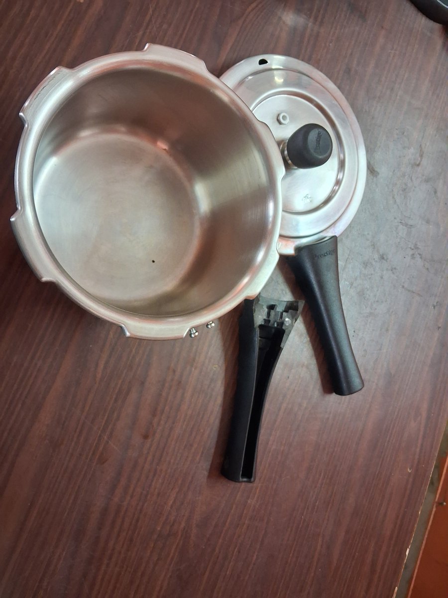 DebapriyaBandyo's tweet photo. @TTKPRESTIGELTD @prestigecooker Prestige pressure cooker within few month handle got broken , their service center is not able to replace my handle even in one month in city like kolkata. Don't purchase their products quality of service is worst. Today I collect it get repaired https://t.co/D32YhiVxS3
