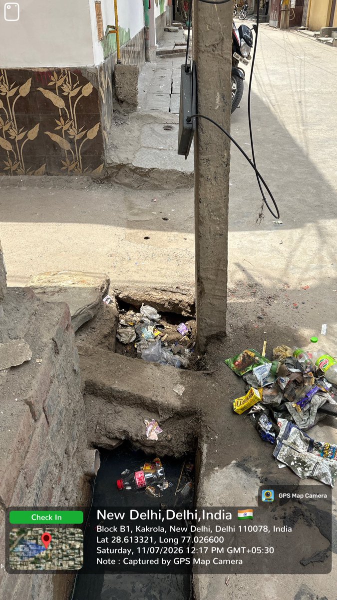 TNWA_DF's tweet photo. @DC_NGZMCD @MCD_Delhi Kindly refer the attached latest photos from the same location and the side drain is still entirely blocked due to full of malba dumped by Mata Kaushalya Public School, Duggal Farm, Tara Nagar, Kakrola. 

Your team needs to clean out this malba from the drains to flow stagnant water in forward direction. 

Also take strict action against this school for committing the punishable offence under section 357/397 of DMC Act 1957.

@LtGovDelhi @CPCB_OFFICIAL @DelhiGovDigital @_DigitalIndia @MoHUA_India @ashishsood_bjp @praveshwahi