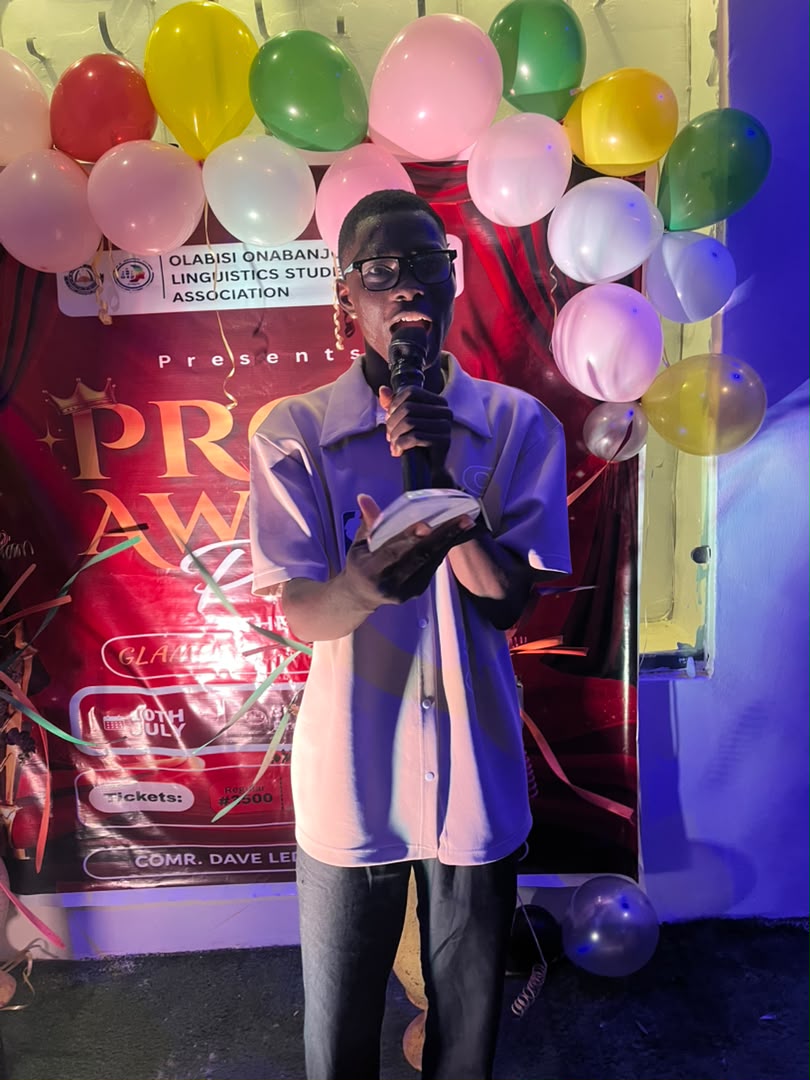 SundayEmmanuelO's tweet photo. Award of outstanding commitment to service.

This comes surprisingly to me.

Thank you Linsa OOU.

#Àward https://t.co/7eErXUE6AV