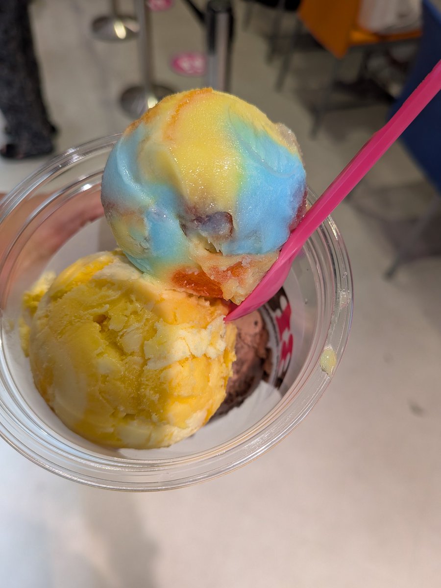 mepolick's tweet photo. 今日のサーティワンアイスクリーム
🥭クレイジーアバウトマンゴー：かなり濃いめのマンゴー
🍫ハッピーブレイクタイム：ビターなチョコとザクザクキットカット
🍍かいしんのいちげき！〜ゴールデンパインレモネード〜：ピリピリパチパチシャーベット https://t.co/Ls9tJ5Aeqb