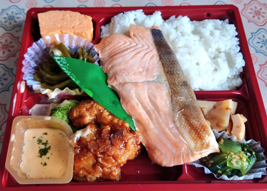 J9052's tweet photo. お魚弁当すこし上にずれちゃってた https://t.co/O5ojYC9uZ3