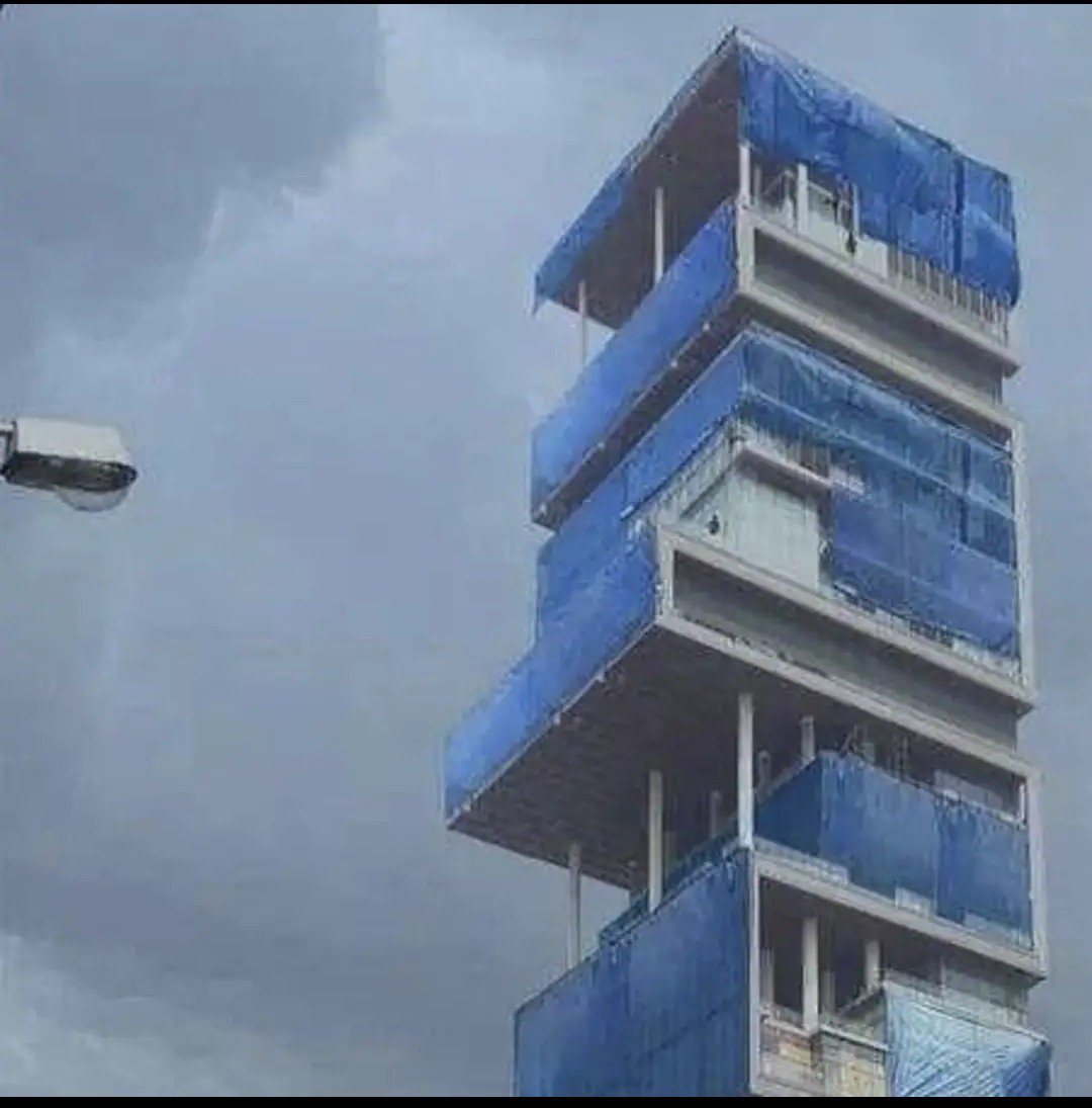 deshdarpan_'s tweet photo. आज पता चला कि मेरा घर और अंबानी का घर एक ही कंपनी का वाटरप्रूफिंग इस्तेमाल करते हैं

नीली तिरपाल'! एकता का प्रतीक। 🤝😂 #MiddleClassVibe #Antilia https://t.co/35Bk4r7hSk