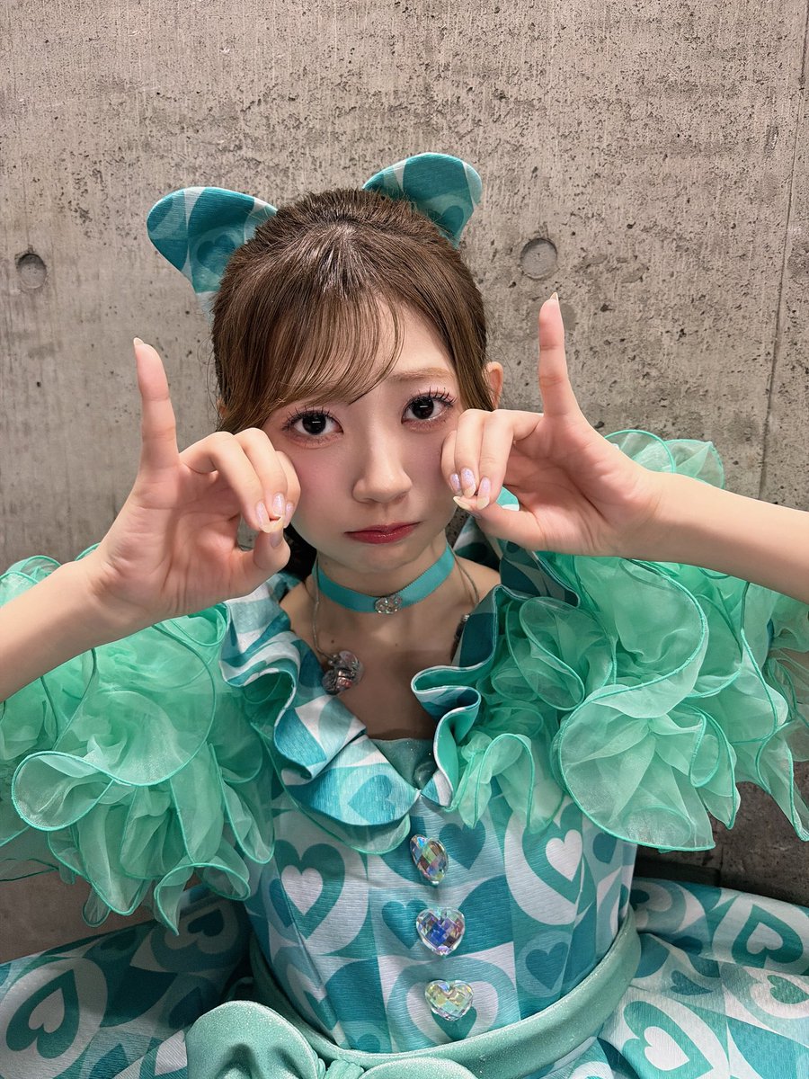 funachan1108's tweet photo. 昨日現地行った人このポーズ何かわかる？？？

おんぷに見えて大私信だけどこれは何で見れるのか知りたい‼️

そしてふーりーはこのポーズの写真ください🥺💛

#ふりたんふりむいて #古澤里紗 https://t.co/KbvrXnHThK