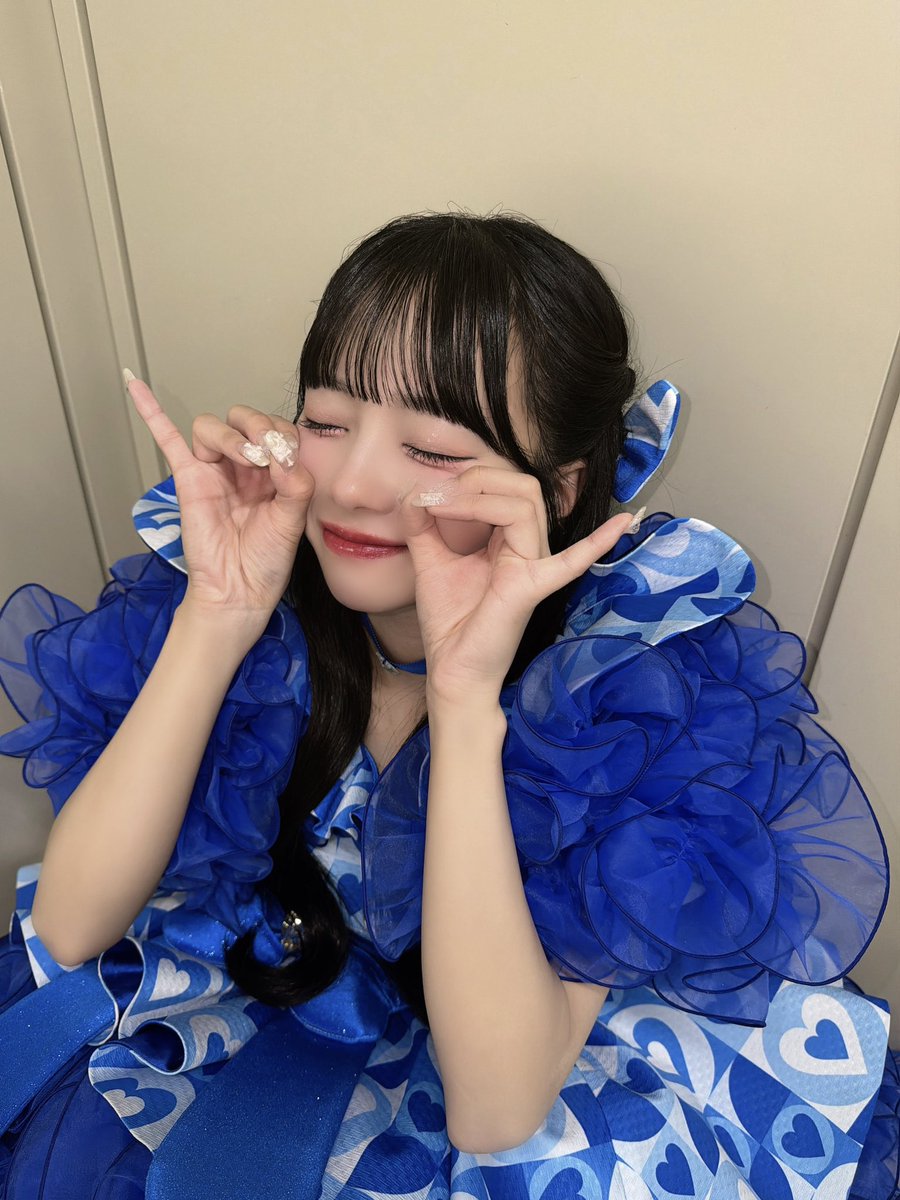 funachan1108's tweet photo. 昨日現地行った人このポーズ何かわかる？？？

おんぷに見えて大私信だけどこれは何で見れるのか知りたい‼️

そしてふーりーはこのポーズの写真ください🥺💛

#ふりたんふりむいて #古澤里紗 https://t.co/KbvrXnHThK