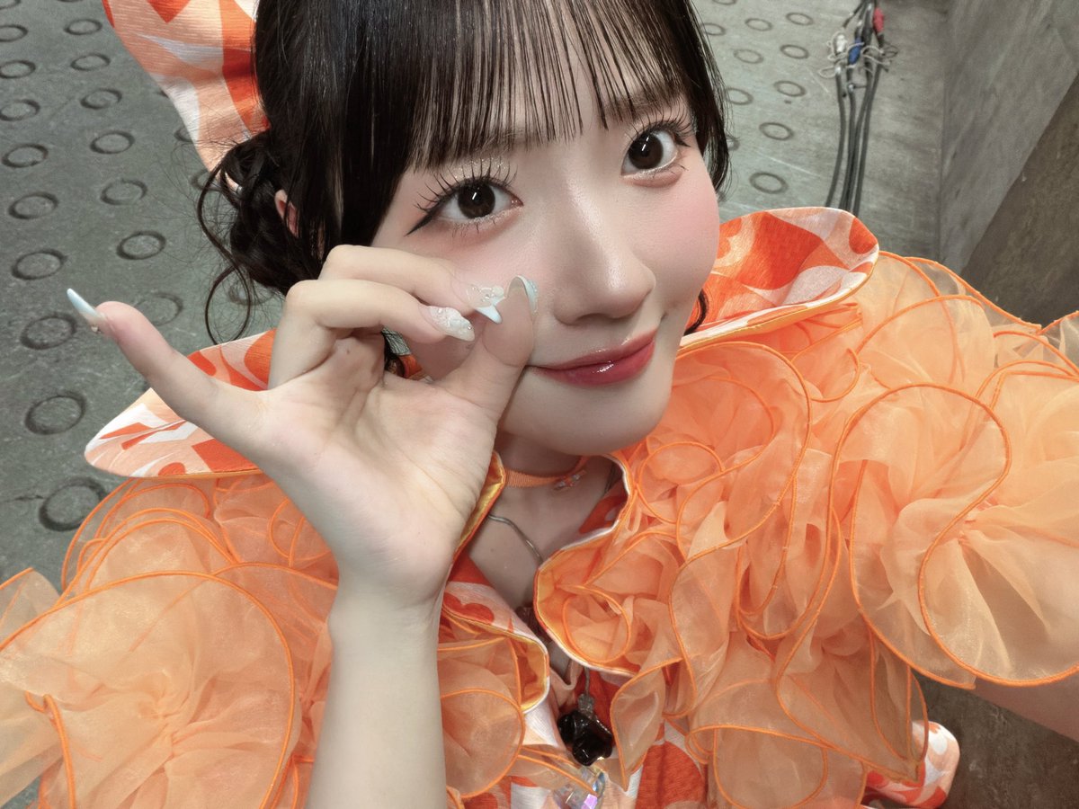 funachan1108's tweet photo. 昨日現地行った人このポーズ何かわかる？？？

おんぷに見えて大私信だけどこれは何で見れるのか知りたい‼️

そしてふーりーはこのポーズの写真ください🥺💛

#ふりたんふりむいて #古澤里紗 https://t.co/KbvrXnHThK