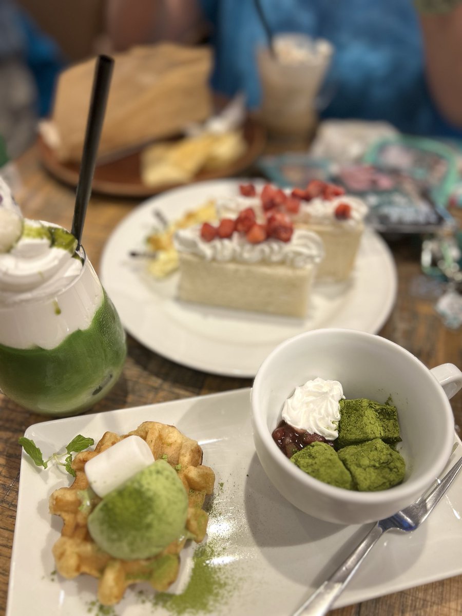 d_d_otti's tweet photo. NiziU タワレコカフェ☕️🍰に行ってきました。
美味しいラーメン🍜とワッフル、フルーツサンド🍓、抹茶ラテ、ソーダといただいて賞味期限明日のお土産ポップコーンを購入して京急蒲田駅で聖地巡礼して帰ってきました。
また明日から頑張って働きます🤣
#NiziU #WithU #タワレコカフェ #表参道店 https://t.co/jIskNNS42m