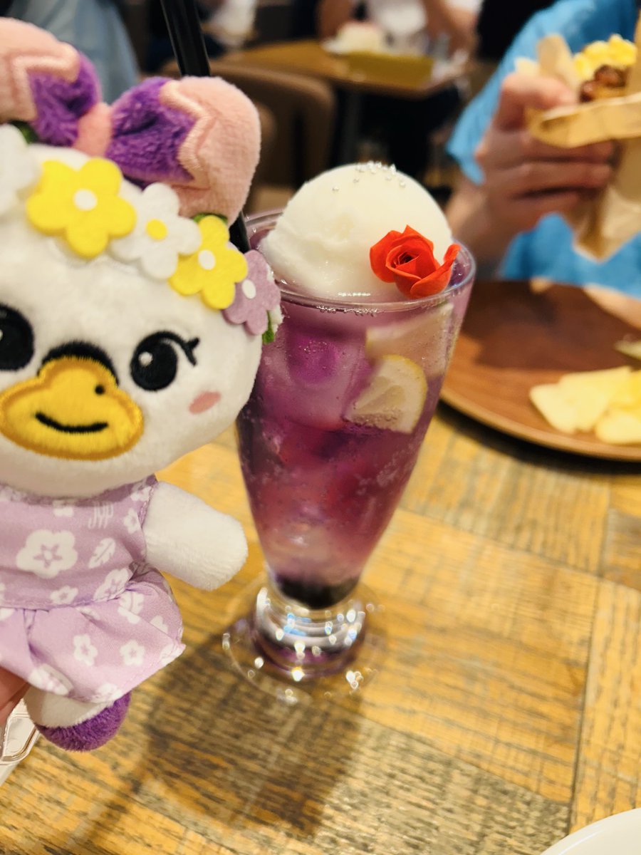 d_d_otti's tweet photo. NiziU タワレコカフェ☕️🍰に行ってきました。
美味しいラーメン🍜とワッフル、フルーツサンド🍓、抹茶ラテ、ソーダといただいて賞味期限明日のお土産ポップコーンを購入して京急蒲田駅で聖地巡礼して帰ってきました。
また明日から頑張って働きます🤣
#NiziU #WithU #タワレコカフェ #表参道店 https://t.co/jIskNNS42m