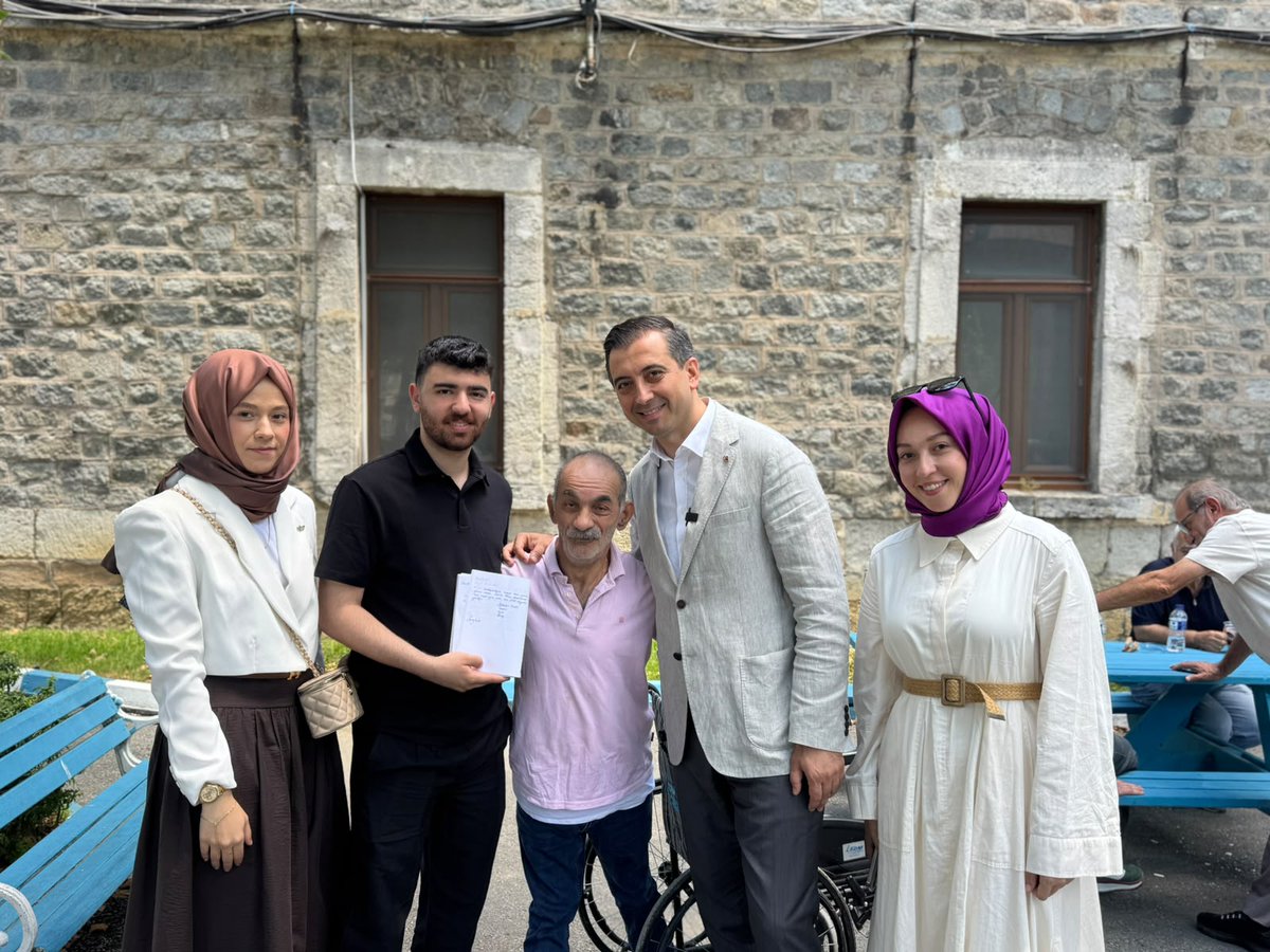 AKPartiSisli's tweet photo. İlçe Başkanımız Sn. Serkan Polat, Darülaceze’deki kıymetli büyüklerimizi ziyaret ederek hasbihâl etti.

Değerli Darülaceze sakinlerimize sağlık, huzur ve bereket dolu ömürler diliyor; samimi misafirperverlikleri için teşekkür ediyoruz. 🤍

@abdullahozdemir 
@srkplt 
@meozkaya 
@mmurselkaya 
@akpartiistanbul