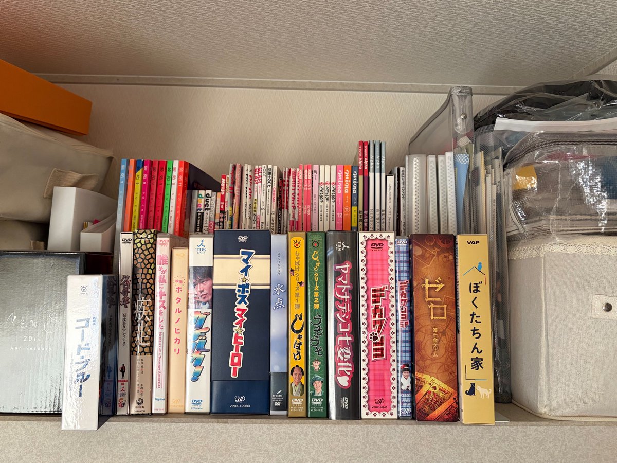 chan__968's tweet photo. 永遠に増え続けるからどんどん置くところがなくなってきたクローゼットの中。激狭部屋でのグッズ整頓の最適解がわからない。 https://t.co/GfOPEwAfGl