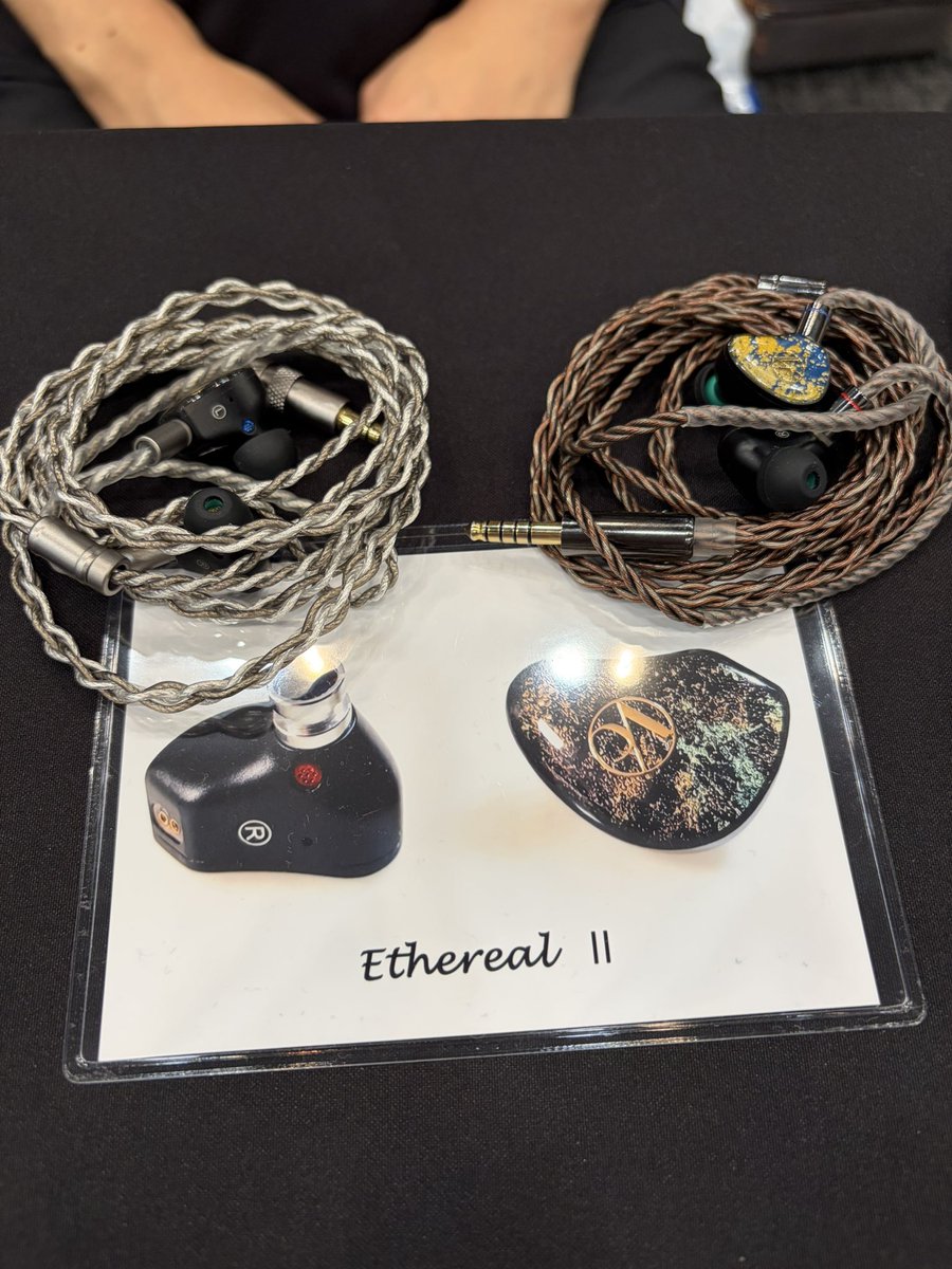 TrashGordon1129's tweet photo. ポタフェスに来た
まずはお目当てのDaruma Audioへ

EthereaⅡ 
1DDのミドル帯でほしい1つ

待ち遠しい
#ダルマオーディオ https://t.co/H4kVOXCuXV