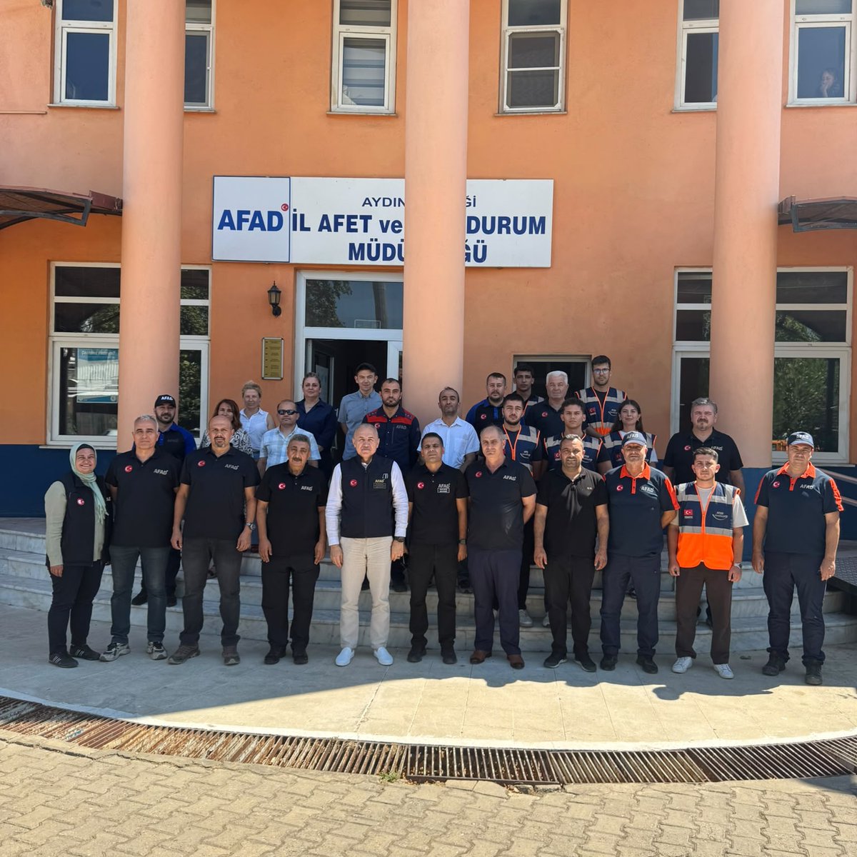 AFAD_Aydin's tweet photo. AFAD Afetlere Müdahale Genel Müdürümüz Sayın  Sadi ERGİN, müdürlüğümüzü ziyaret ederek; İl Müdürümüz Sayın Yalçın MUMCU’dan yürütülen faaliyetler ve çalışmalar hakkında bilgi aldı.

@AFADBaskanlik https://t.co/gb0rijsL3p